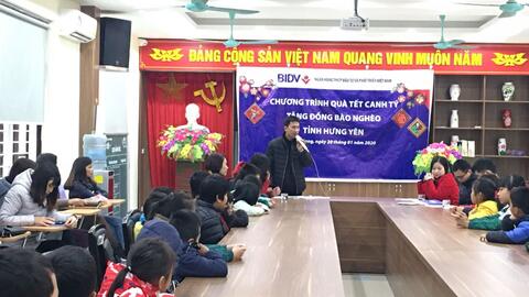 Thiết thực thi đua lập thành tích chào mừng Kỷ niệm 90 năm Ngày thành lập Đảng Cộng Sản Việt Nam và mừng Tết Nguyên đán Canh Tý 2020, nhằm động viên các em học sinh có hoàn cảnh khó khăn, những em mắc những bệnh hiểm nghèo vươn lên trong học tập, ngày 20/01/2020, Trường Tiểu học Liên Nghĩa đã phối hợp cùng Ngân hàng BIDV chi nhánh Văn Giang, cùng các tổ chức, các nhân, các mạnh thường quân tặng 33 phần quà với tổng trị giá hơn 20.000.000 cho các em có hoàn cảnh khó khăn tại Trường Tiểu học Liên Nghĩa.